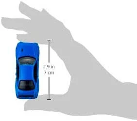 Referencia de tamaño del autito de colección: aproximadamente 7 cm sobre una mano